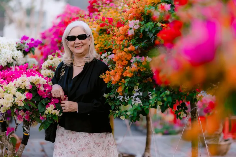 A resident among the bougainvillea and roses