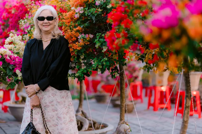 A resident among the flowers at the market