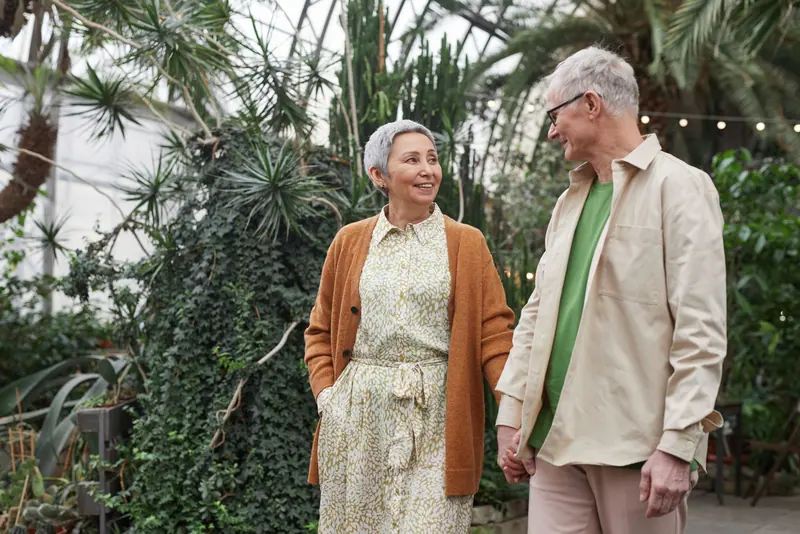 A couple strolling through the botanical garden