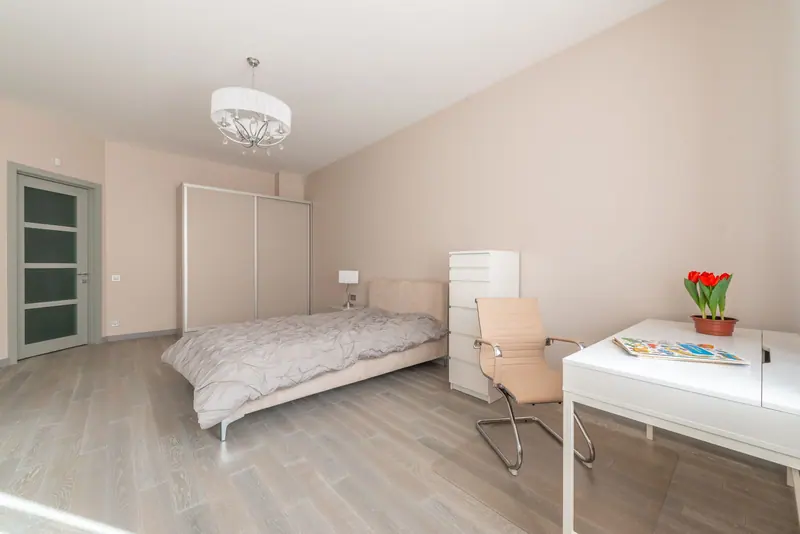 Elegant modern bedroom with light decor, minimal furniture, and a fresh atmosphere.