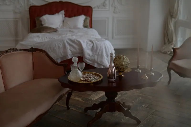 A guest room in the Hartwell House with a carved headboard