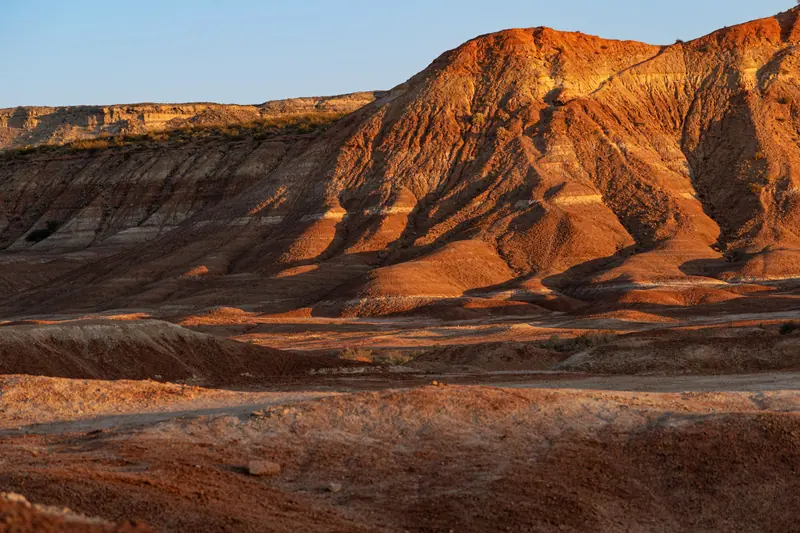 Golden evening light on the badlands at the edge of the canyon