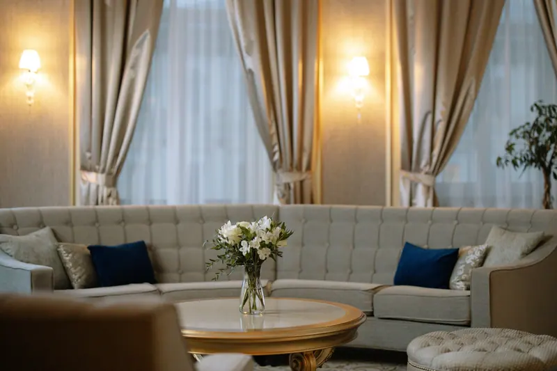 A cream sofa with lilies in the Hartwell House front parlor