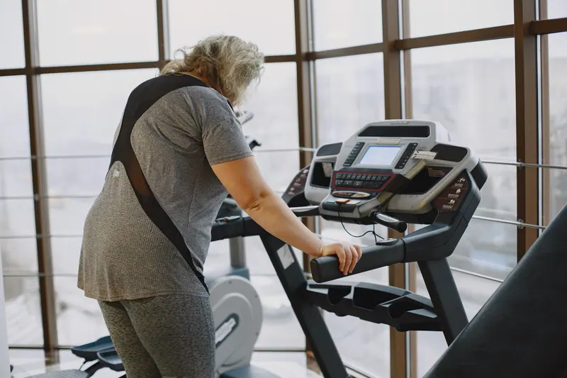 A guest walking on the treadmill