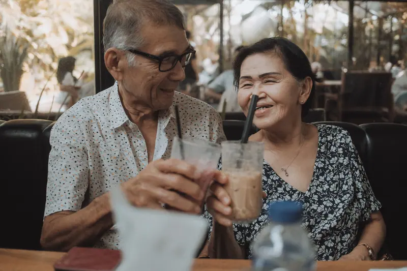 A couple enjoying iced drinks at the café