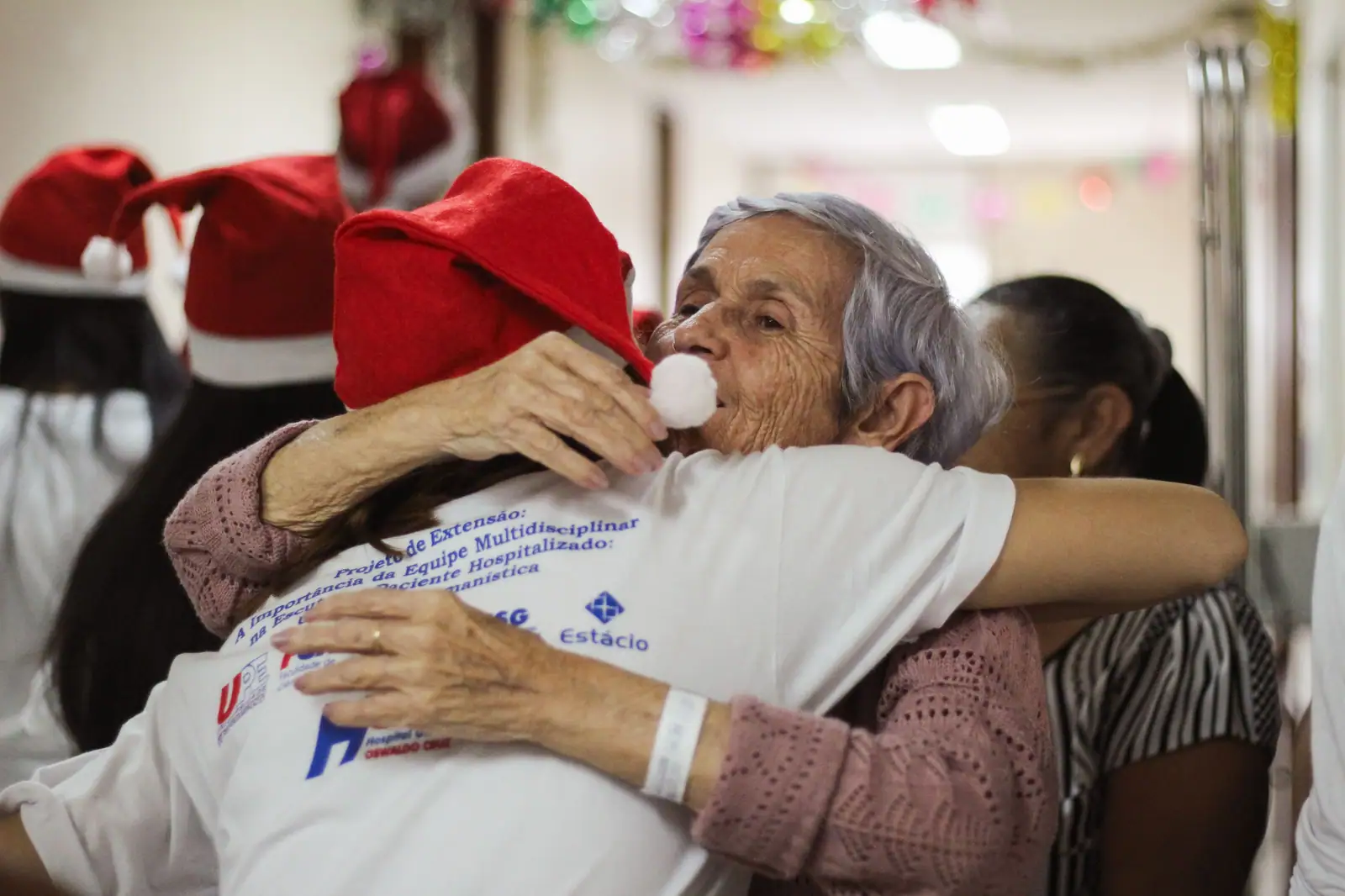 A resident hugging a volunteer at the Christmas party